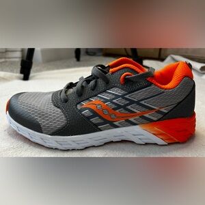 Big Kids Saucony Running Athletic Sneakers size 5 New!!